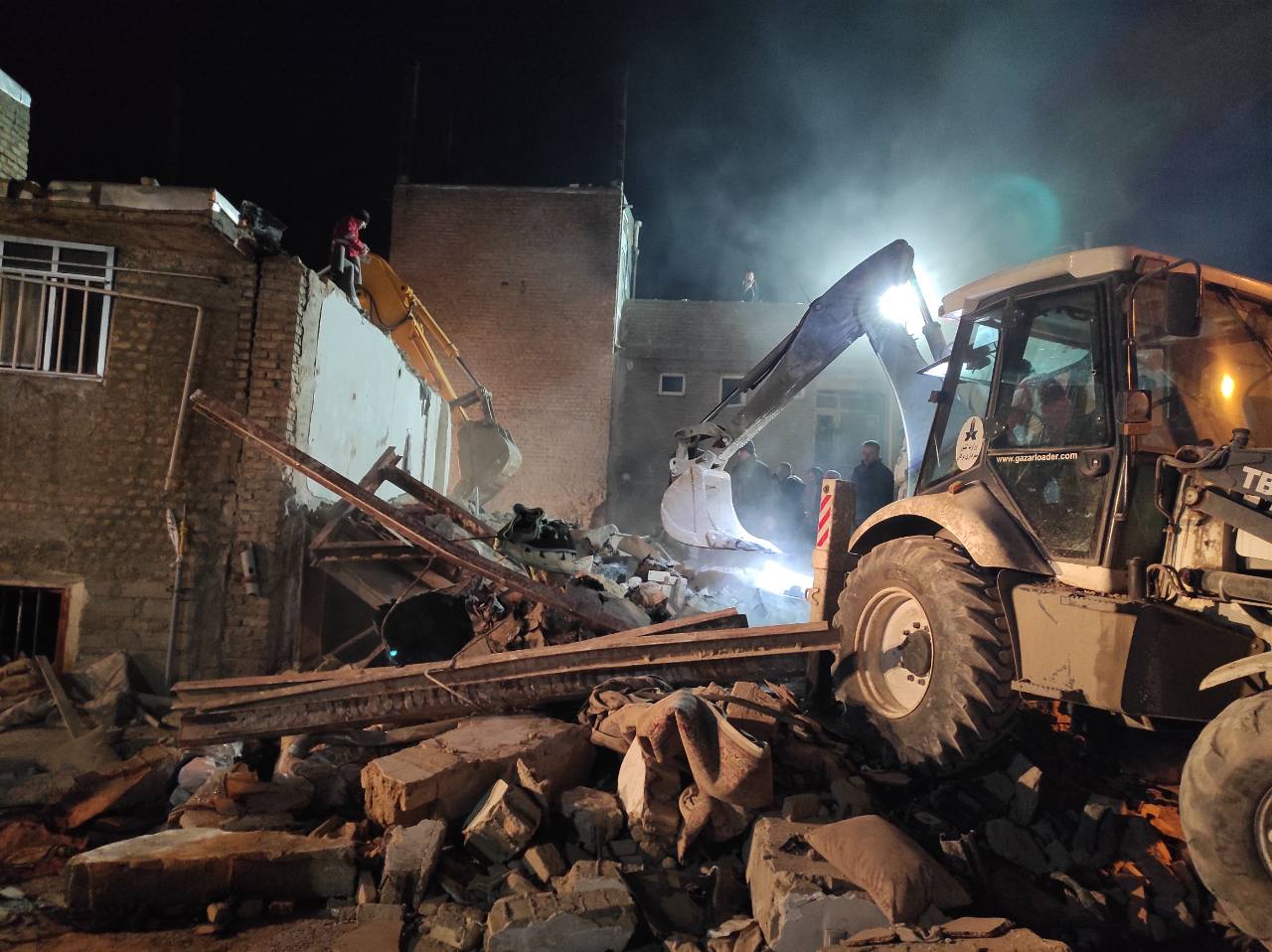 حادثه انفجار منزلی مسکونی در بوکان جان باختن ۶ عضو یک خانواده و مصدومیت ۲ نفر دیگر را رقم زد.
