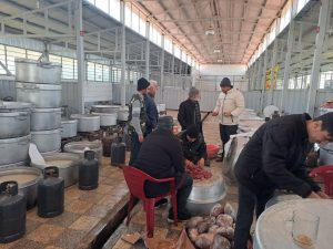 توزیع 4 هزار غذای گرم به زلزله‌زدگان شهرستان خوی+تصاویر