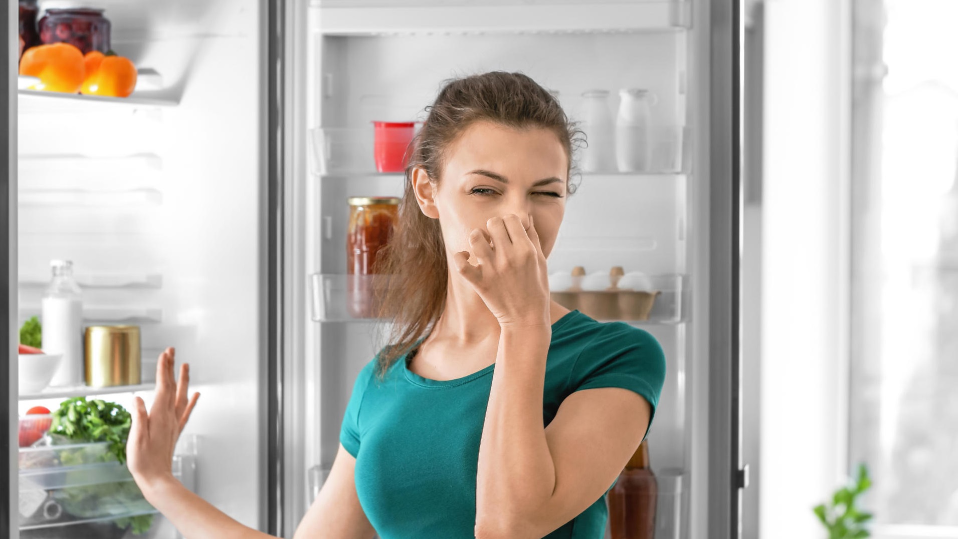 بهترین روش های رفع بوی بد آبسردکن یخچال