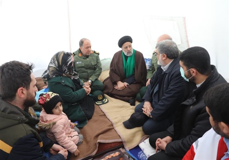 بازدید آیت‌الله رئیسی و رئیس‌ هلال‌احمر از اردوگاه‌های اسکان زلزله‌زدگان در خوی