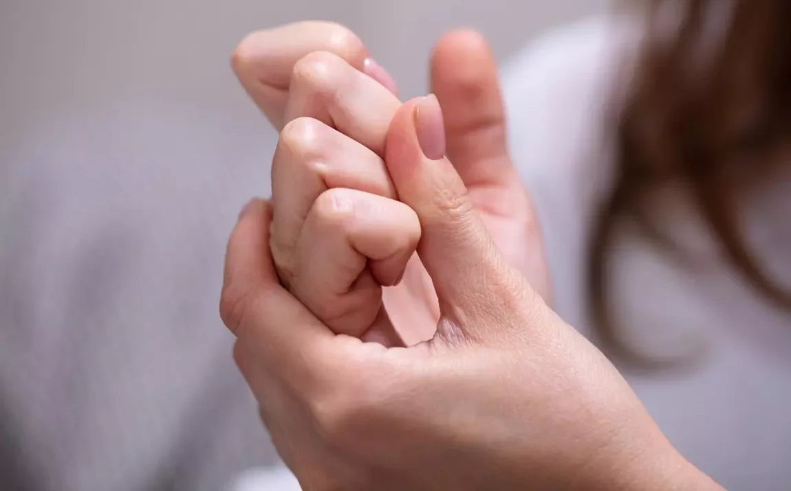 عامل صدای شکستن انگشتان دست چیست؟