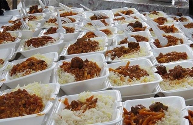 طبخ و توزیع غذای گرم توسط گروه جهادی رهپویان سیدالشهداء (ع) شهر دیزج‌دیز