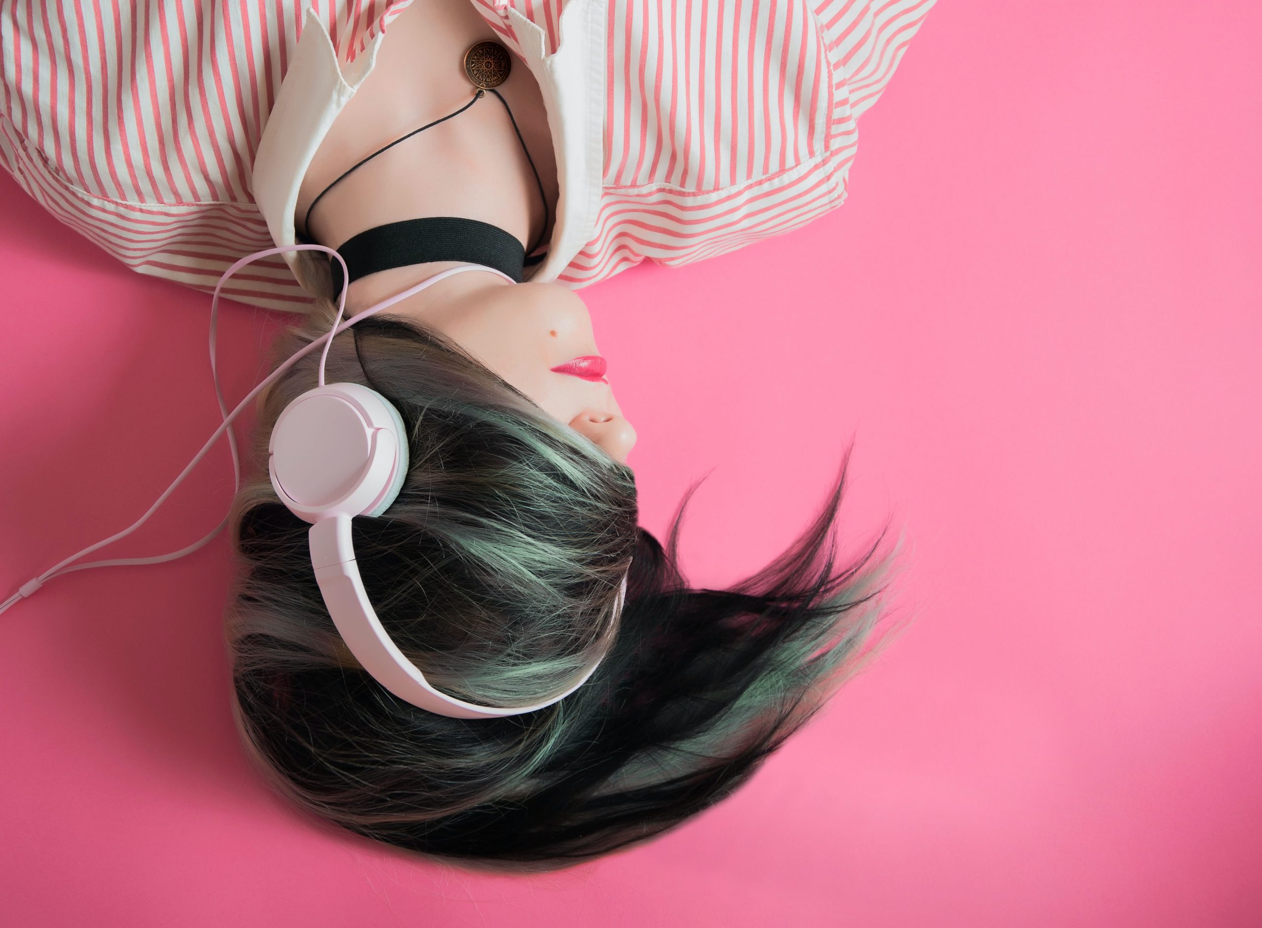 لیست های پخش (playlist) سفارشی ایجاد می کند تا شنوندگان بتوانند از طریق موسیقی، احساسات خود را مدیریت کنند